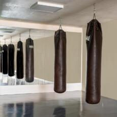 Grote spiegelwand in een boksschool